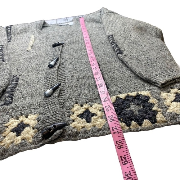 Vintage Capacity Women’s Heathered Gray Toggle Button Granny Square Sweater SzPM - Picture 10 of 11